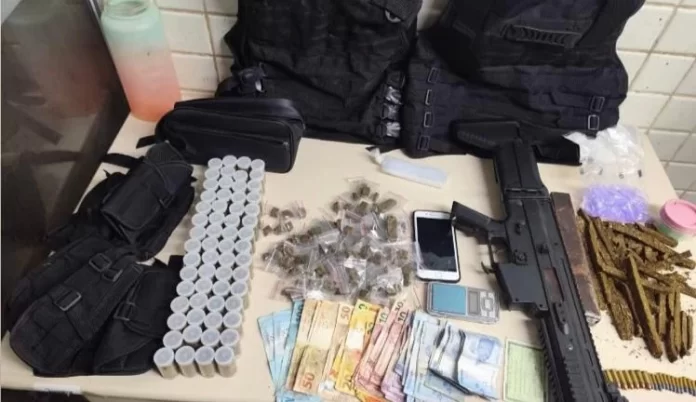 Rondesp-surpreende-traficantes-no-Suburbio-e-apreende-submetralhadora-696x402