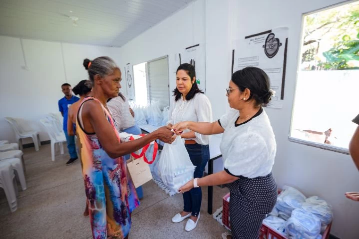 Prefeitura-distribui-24-toneladas-de-leite-em-po-para-familias-de-Lauro-de-Freitas