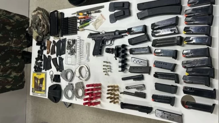 ARMAMENTO-PESADO-PM-apreende-pistolas-e-dezenas-de-carregadores-em-confronto-no-Alto-de-Piraja