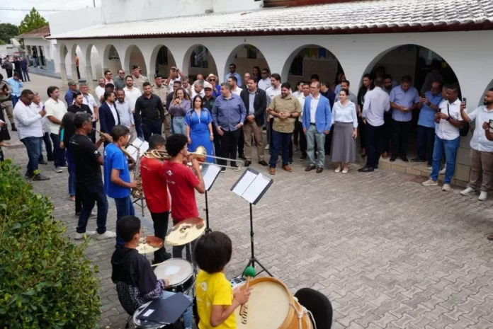 Governo-do-Estado-amplia-investimento-e-mantem-todos-os-Nucleos-do-Neojiba-696x465-2