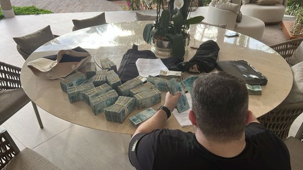 master1_c9r7uksb_widelg