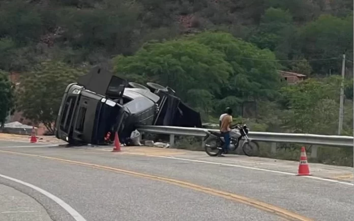 Carreta-tomba-na-regiao-de-Jeremoabo-e-populares-furtam-motorista-696x434