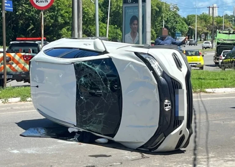 Dois-homens-sao-presos-em-flagrante-pela-PM-apos-capotarem-carro-roubado-na-Paralela