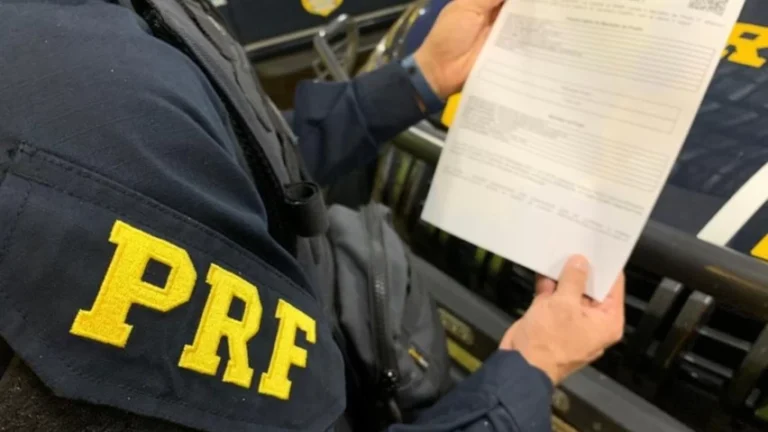 VIAGEM-INTERROMPIDA-Homem-e-preso-pela-PRF-dentro-de-onibus-na-BR-116-2